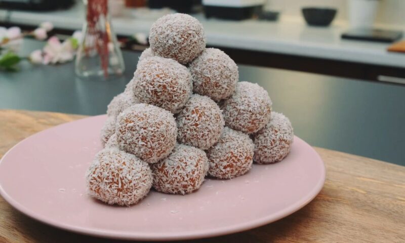 sirove zdrave kuglice uvaljane u kokos na roze tanjiru