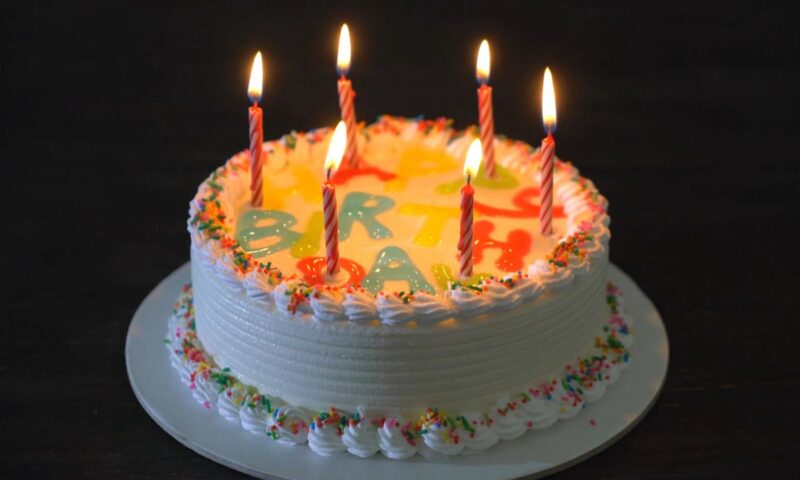 prikaz bele rođendanske torte sa svećicama