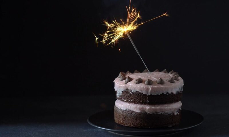 prikaz kremaste torte sa prskalicom na sebi