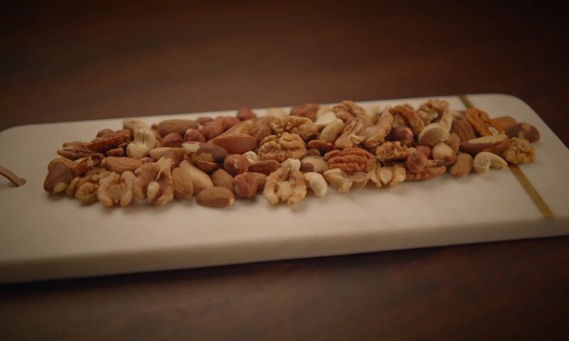 prikaz orašastih plodova na dasci za sečenje