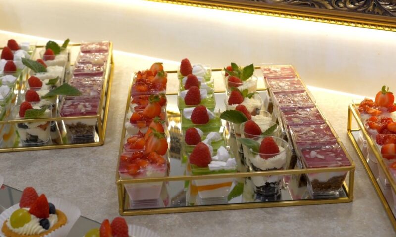 prikaz slatkog stola sa mnogo različitih kolača